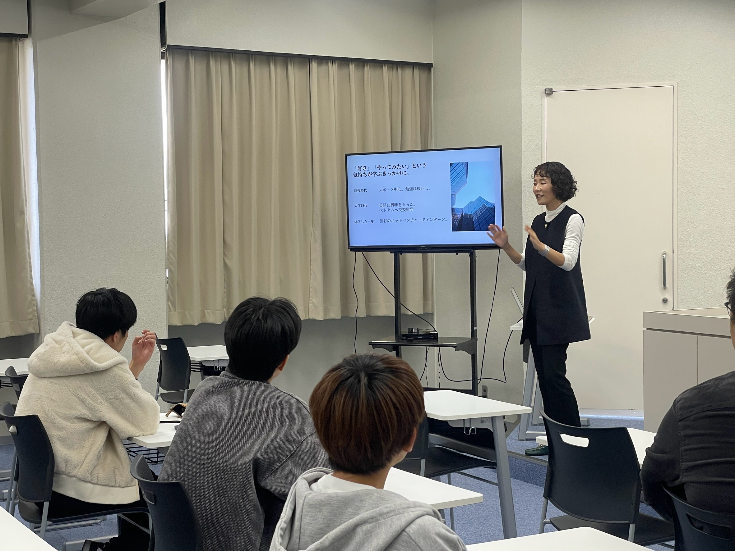 自身の学生時代やキャリアについて大阪学院大学の学生に話す足立純子