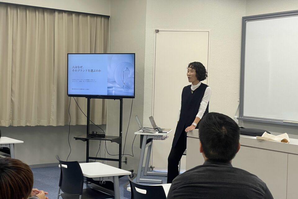 Junko Adachi delivering a guest lecture on marketing and branding at Osaka Gakuin University in Japan